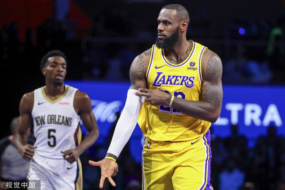 眼观六路！曾凡博接球假意手递手，但突然看到内线的机会迅速单手送出妙传！.